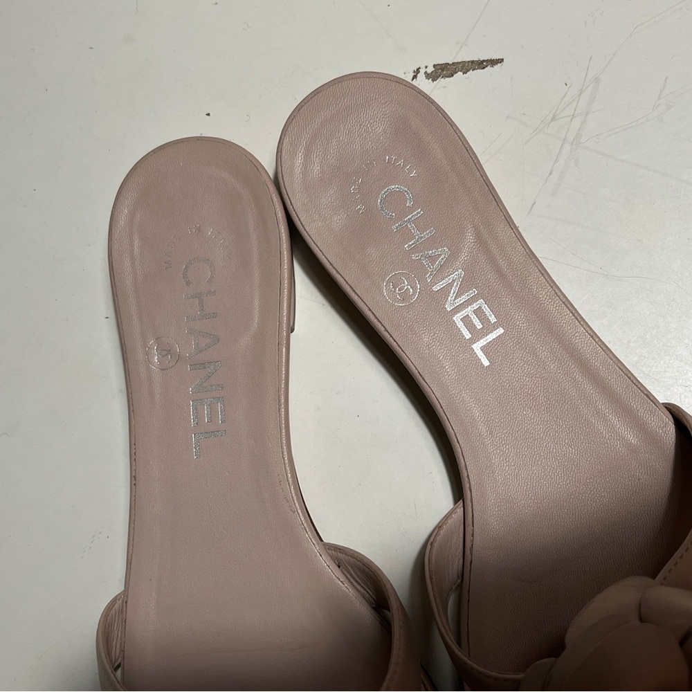 CHANEL Nude light pink Floral Slide Sandals - Picture 8 of 9